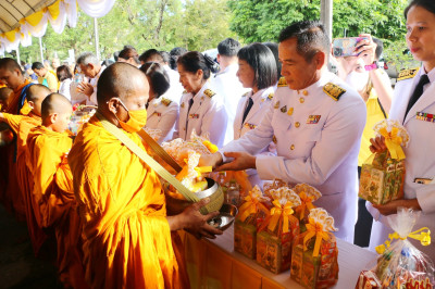 ร่วมพิธีทำบุญตักบาตรข้าวสารอาหารแห้งแด่พระภิกษุสงฆ์ ... พารามิเตอร์รูปภาพ 1