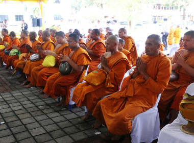 ร่วมพิธีทำบุญตักบาตรข้าวสารอาหารแห้งแด่พระภิกษุสงฆ์ ... พารามิเตอร์รูปภาพ 9