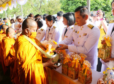 ร่วมพิธีทำบุญตักบาตรข้าวสารอาหารแห้งแด่พระภิกษุสงฆ์ ... พารามิเตอร์รูปภาพ 12