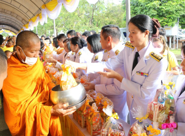 ร่วมพิธีทำบุญตักบาตรข้าวสารอาหารแห้งแด่พระภิกษุสงฆ์ ... พารามิเตอร์รูปภาพ 13